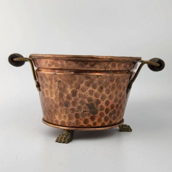 Vintage hammered copper pot, two wood handles & 3 paw feet, handcrafted - Picture 10 of 10